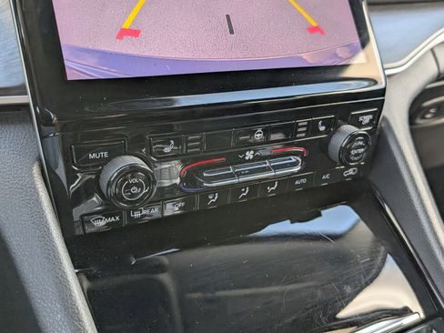 Used 2022 Jeep Grand Cherokee Limited image 19