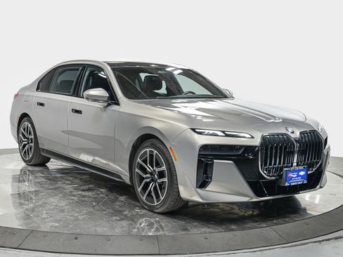 Used 2025 BMW 740i xDrive 740i xDrive image 9