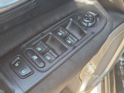 Used 2017 Jeep Renegade Latitude FWD image 11