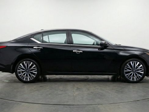 Used 2025 Nissan Altima 2.5 SV FWD image 11