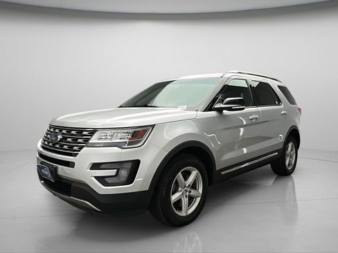 Used 2016 Ford Explorer XLT w/ Equipment Group 202A AWD/4WD image 7