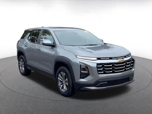 Used 2025 Chevrolet Equinox LT image 2