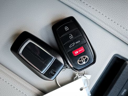 Used 2025 Toyota Grand Highlander AWD Hybrid image 37