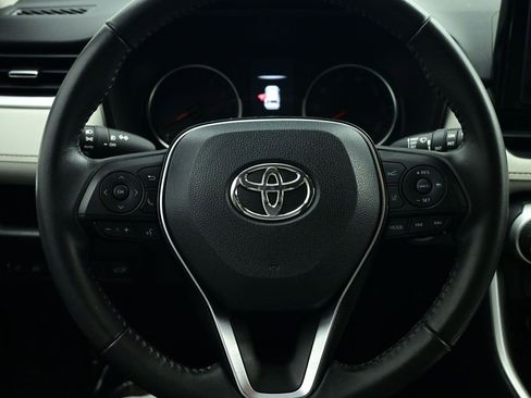 Used 2020 Toyota RAV4 XLE Premium image 3