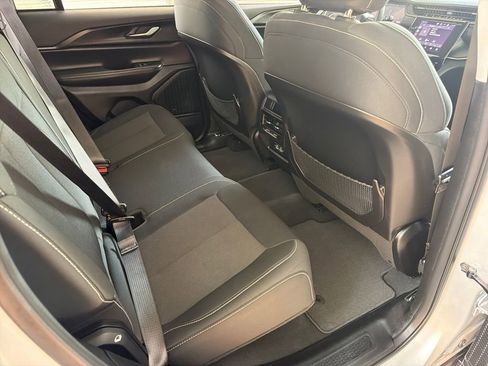 Used 2023 Jeep Grand Cherokee Laredo RWD image 31