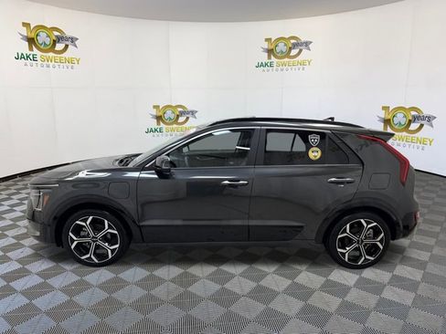 Used 2024 Kia Niro SX Touring image 6