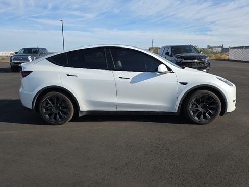 Used 2022 Tesla Model Y Long Range AWD/4WD image 9