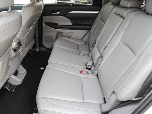 Used 2017 Toyota Highlander XLE image 22