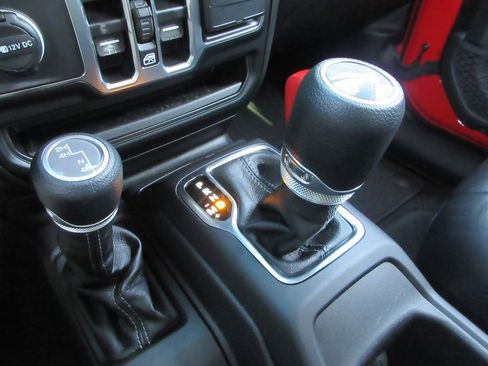 Used 2025 Jeep Wrangler Sport S image 31