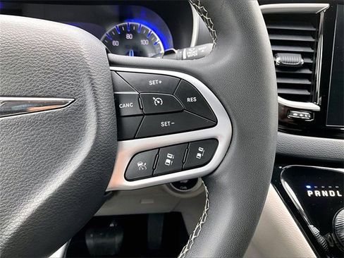 Used 2023 Chrysler Pacifica Touring-L image 24