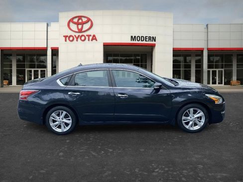 Used 2015 Nissan Altima 2.5 SV w/ Convenience Package FWD image 5