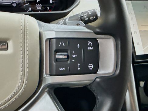 Used 2024 Land Rover Discovery Metropolitan Edition image 39