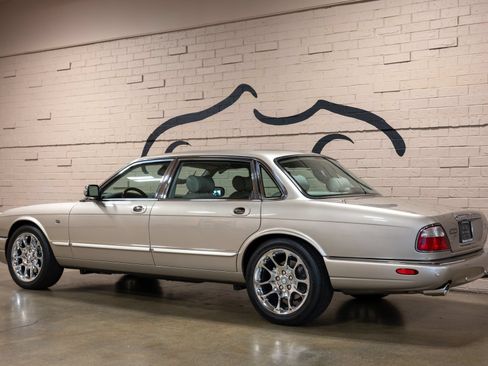 Used 2001 Jaguar XJ Supercharged RWD image 10