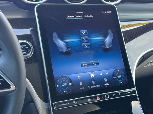 Used 2025 Mercedes-Benz GLC 300 4MATIC image 32