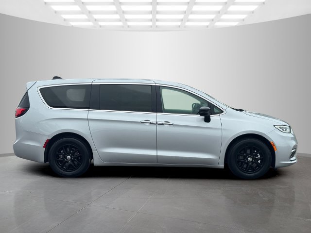Certified 2024 Chrysler Pacifica Touring-L FWD image 8