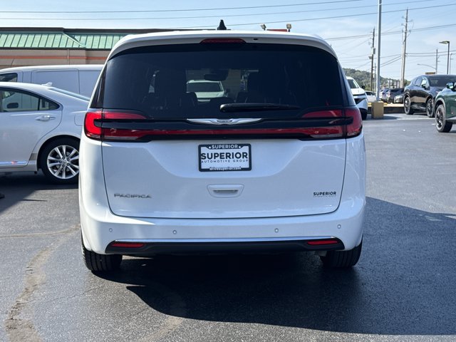 Used 2025 Chrysler Pacifica Select FWD image 3
