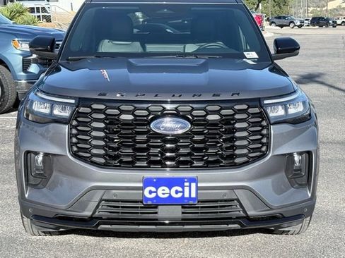 Used 2025 Ford Explorer ST-Line image 2