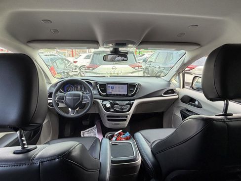 Used 2024 Chrysler Pacifica Touring-L image 21