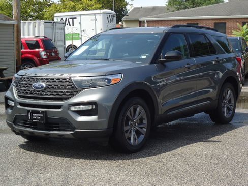 Used 2023 Ford Explorer XLT w/ Equipment Group 202A AWD/4WD image 7