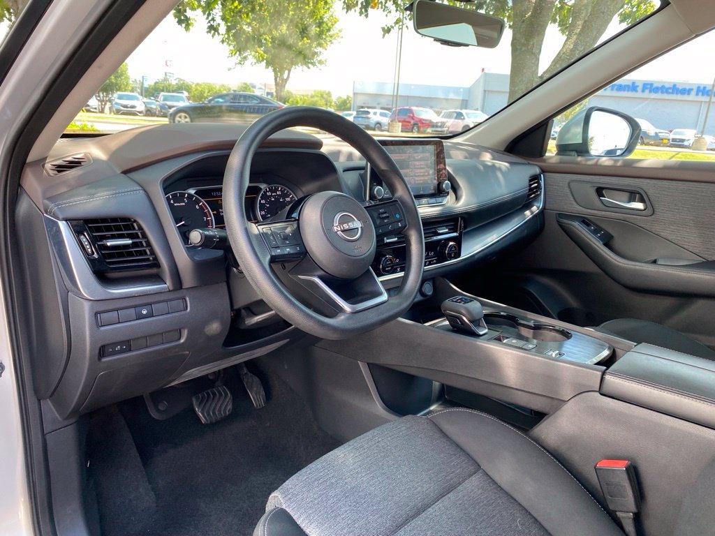Used 2022 Nissan Rogue SV FWD image 9