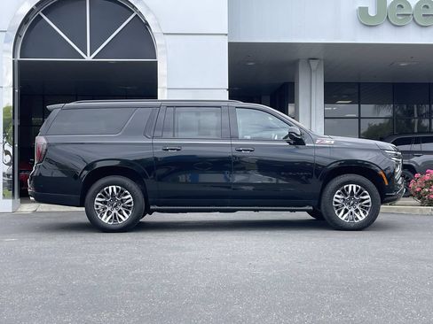 Used 2025 Chevrolet Suburban Z71 AWD/4WD image 3