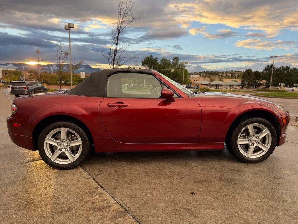 Used 2006 MAZDA MX-5 Miata Touring w/ Appearance Pkg RWD image 9