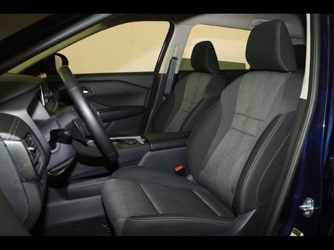 Used 2025 Nissan Rogue SV image 10