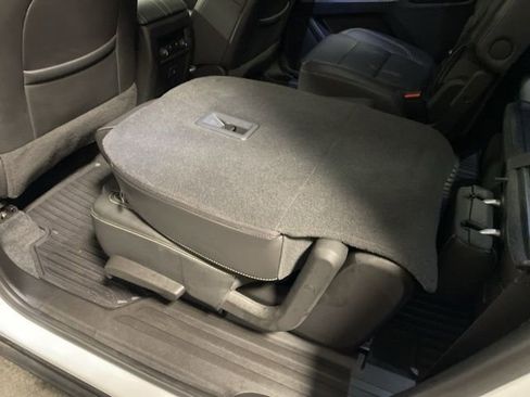 Used 2023 Chevrolet Traverse LT image 38