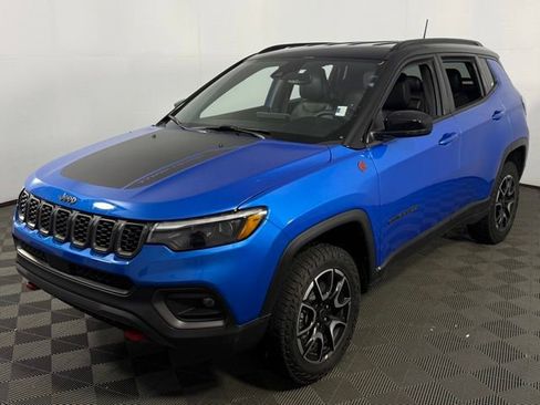 Used 2025 Jeep Compass Trailhawk w/ Trailhawk Elite Group image 3