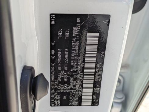 Used 2024 Toyota Highlander LE image 30