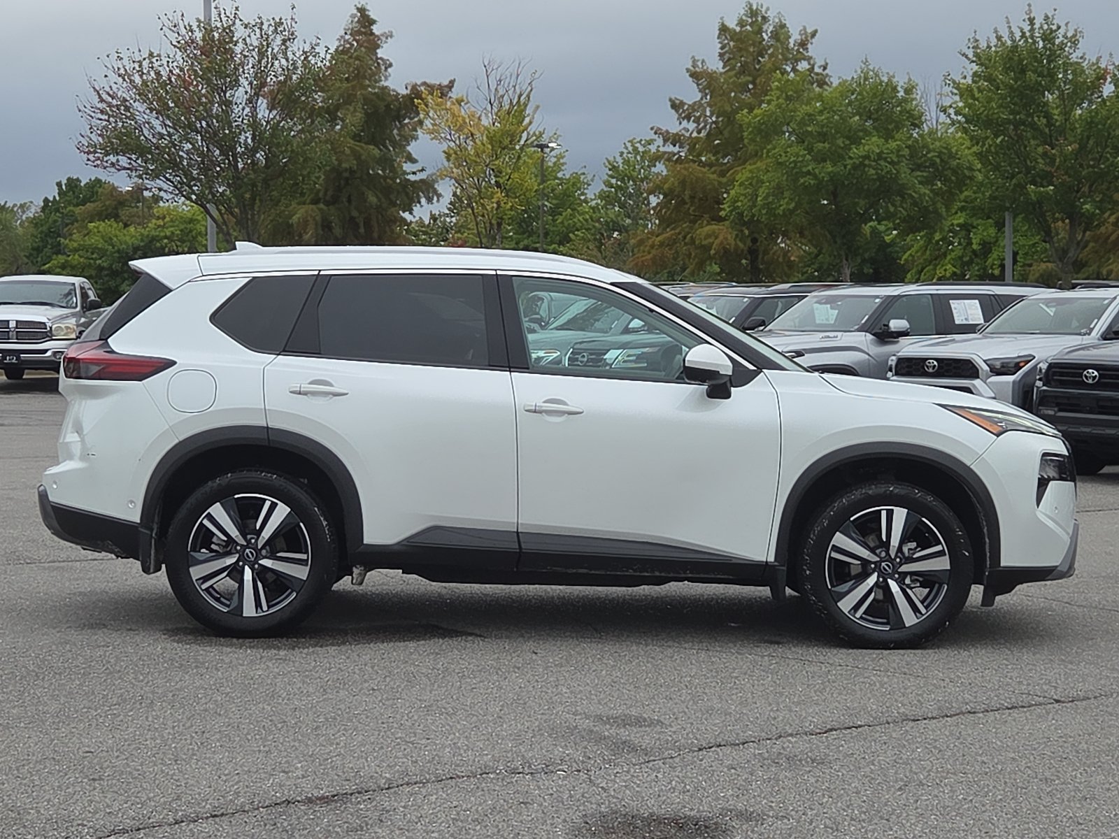Used 2024 Nissan Rogue SL w/ SL Premium Package AWD/4WD image 6