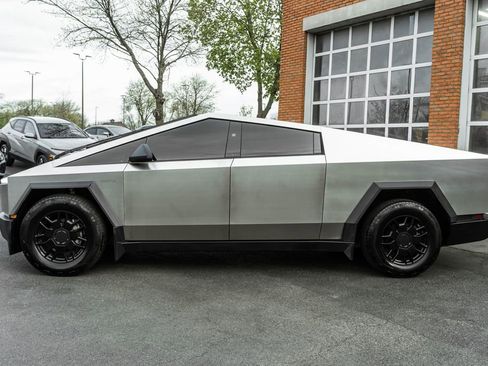 Used 2024 Tesla Cybertruck AWD Crew Cab image 39