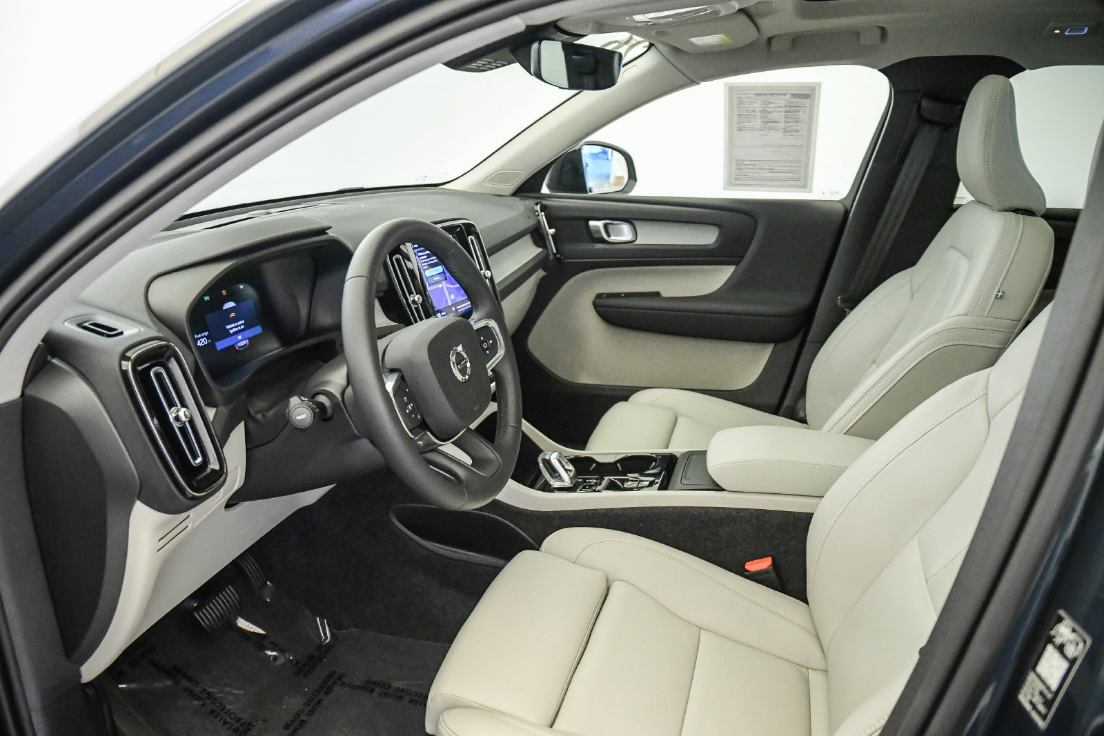 Used 2026 Volvo XC40 B4 Plus w/ Climate Package FWD image 18