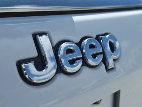Used 2022 Jeep Compass Latitude FWD image 9