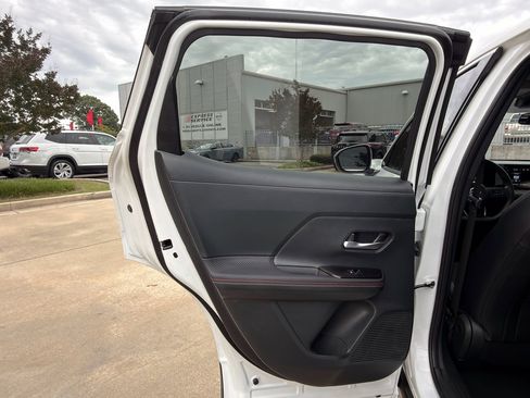 Used 2025 Nissan Kicks SR AWD/4WD image 21