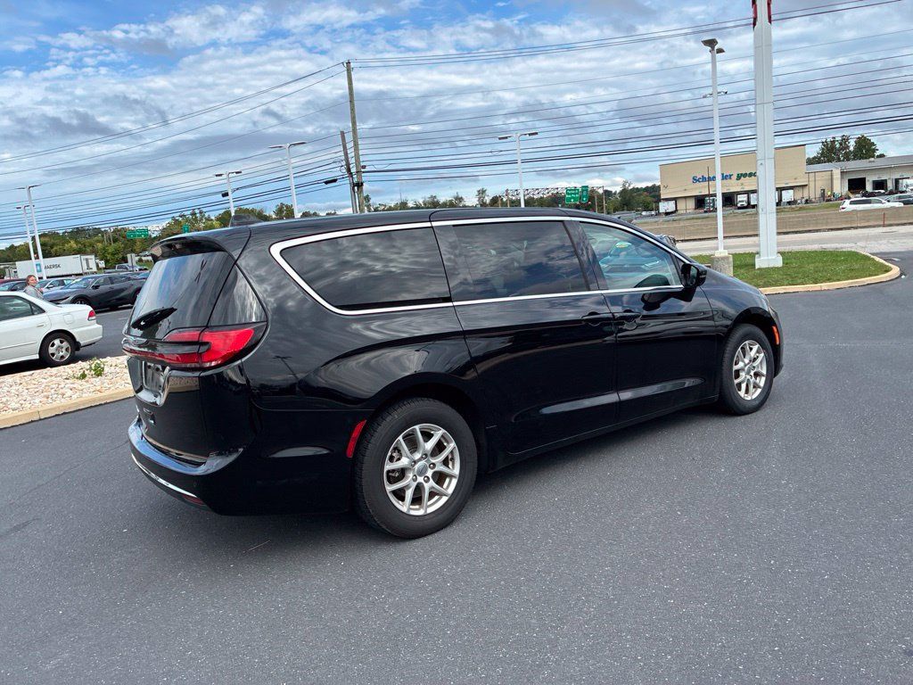 Used 2024 Chrysler Pacifica Touring-L FWD image 8
