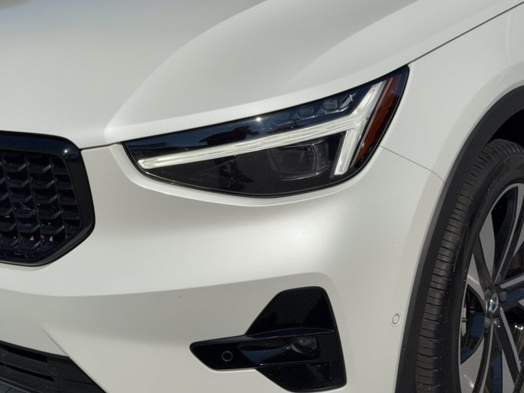 Used 2025 Volvo XC40 B5 Ultra AWD/4WD image 12
