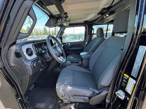Used 2025 Jeep Wrangler Unlimited Sahara AWD/4WD image 22
