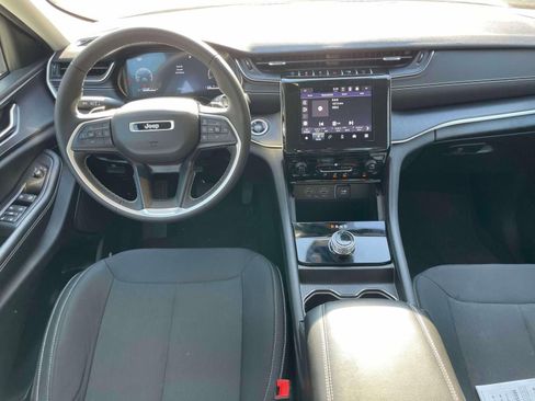 Used 2023 Jeep Grand Cherokee Laredo image 12