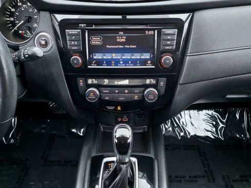 Used 2018 Nissan Rogue SV image 14