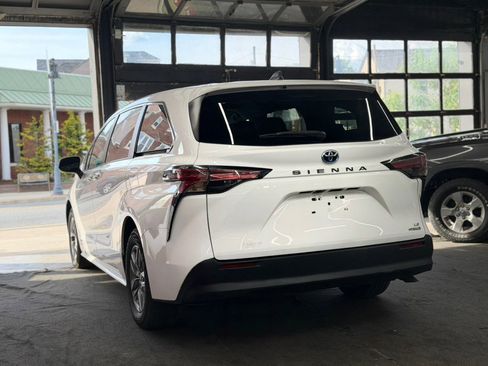 Used 2021 Toyota Sienna LE FWD image 6