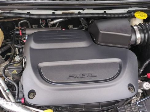 Used 2020 Chrysler Pacifica Limited w/ Tire & Wheel Group FWD image 32
