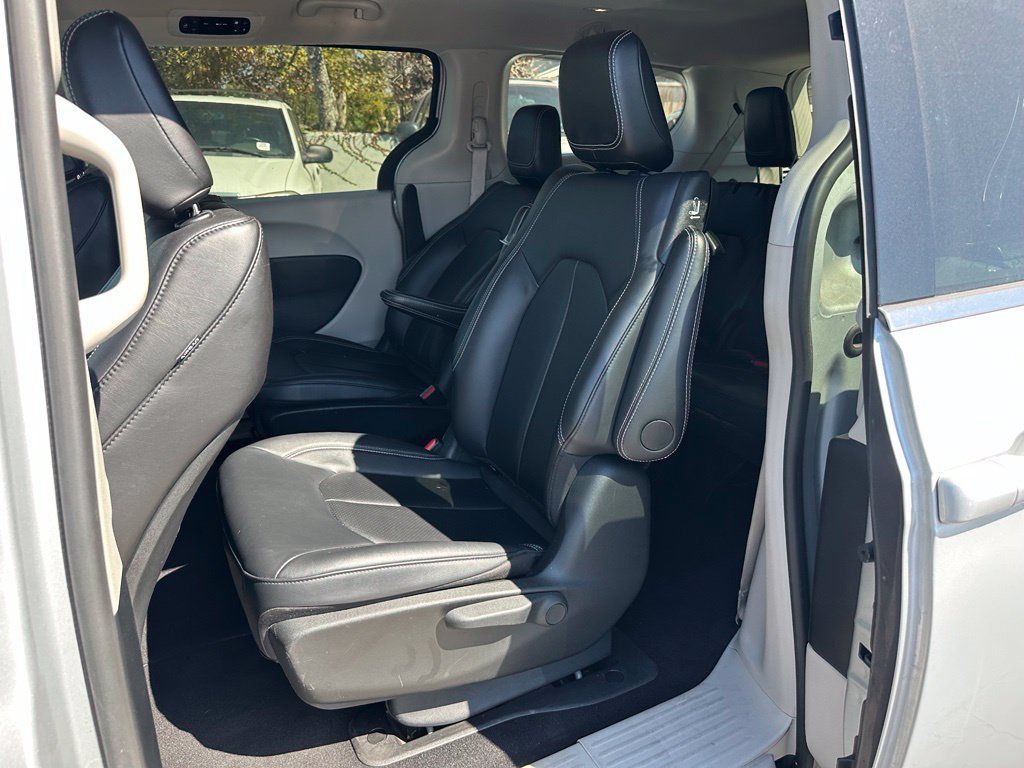Used 2024 Chrysler Pacifica Limited FWD image 9