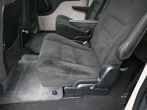 Used 2016 Dodge Grand Caravan SE image 23