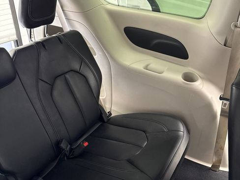 Used 2023 Chrysler Pacifica Touring-L FWD image 35