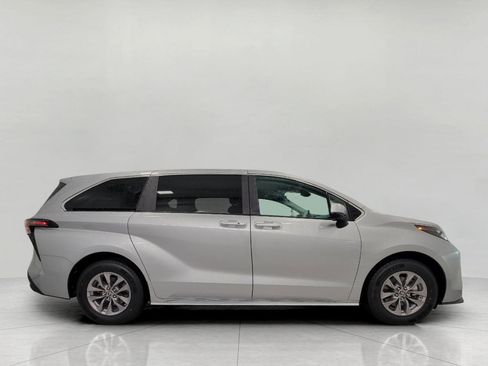 Used 2025 Toyota Sienna LE image 11