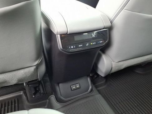 Used 2023 Toyota Highlander XLE FWD image 10