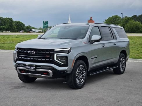 Used 2025 Chevrolet Suburban Z71 AWD/4WD image 3