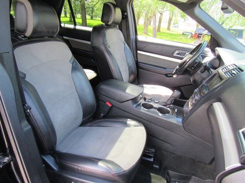 Used 2017 Ford Explorer XLT w/ XLT Technology Feature Bundle AWD/4WD image 16