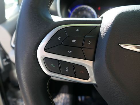 Used 2023 Chrysler Pacifica Touring-L image 12